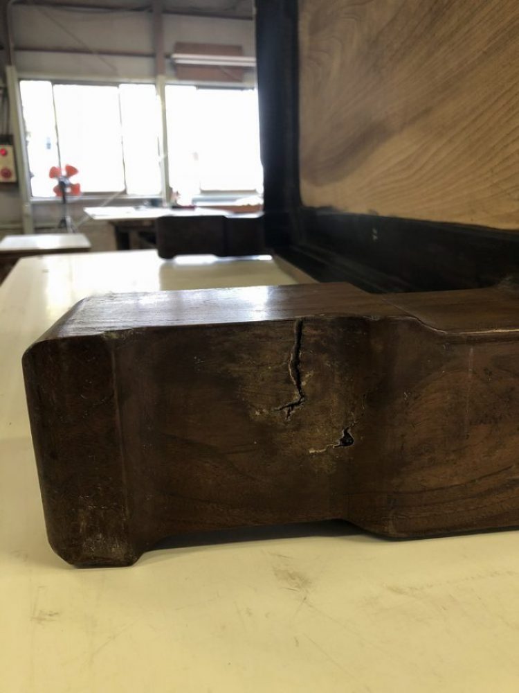 repair_01B 家具 脚のひび割れ修理前
